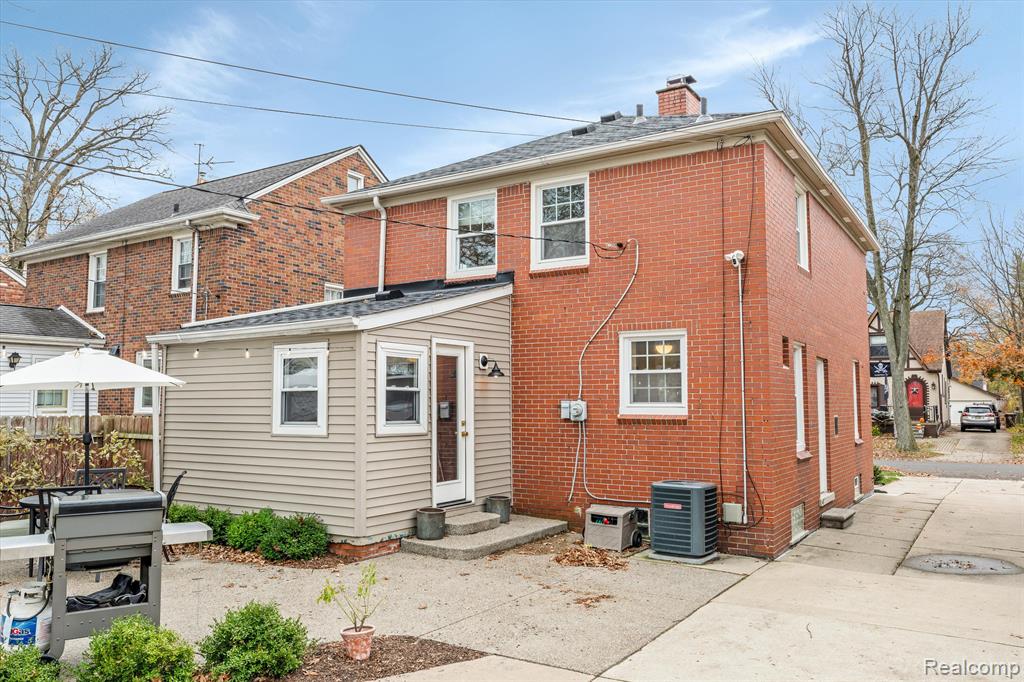 1616 Roslyn Road Grosse Pointe Woods, MI 48236 - Photo 22 of 23