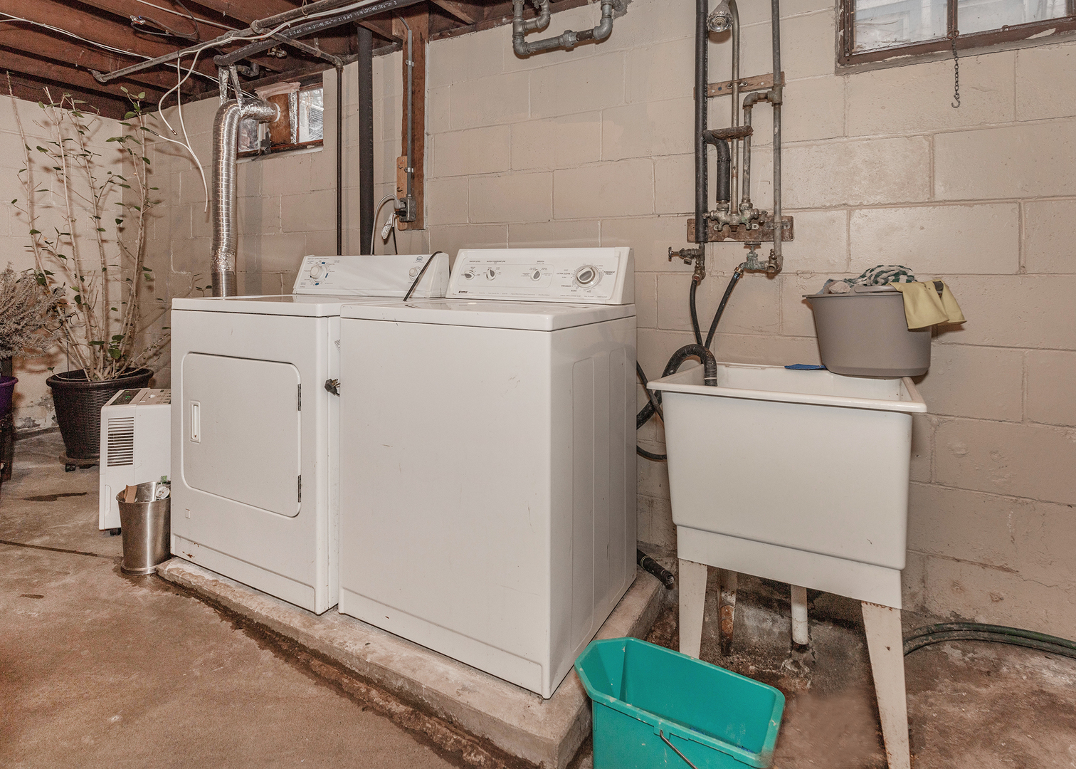 1125 17th Avenue Moline, IL 61265 - Photo 33 of 33 a utility room with dryer and washer