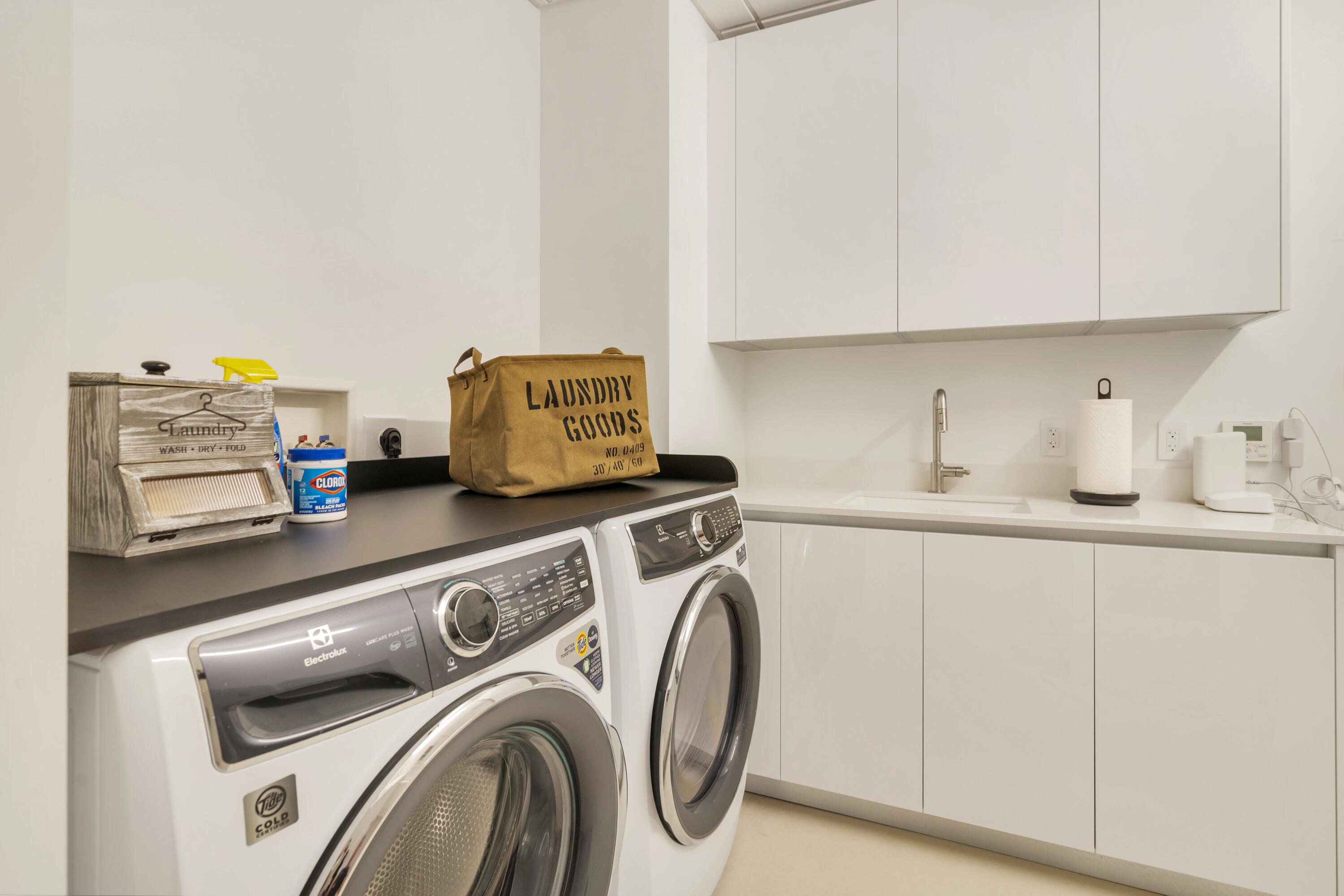1333 South Flagler Drive, Unit 1202 West Palm Beach, FL 33401 - Photo 27 of 42 a utility room with sink dryer and washer