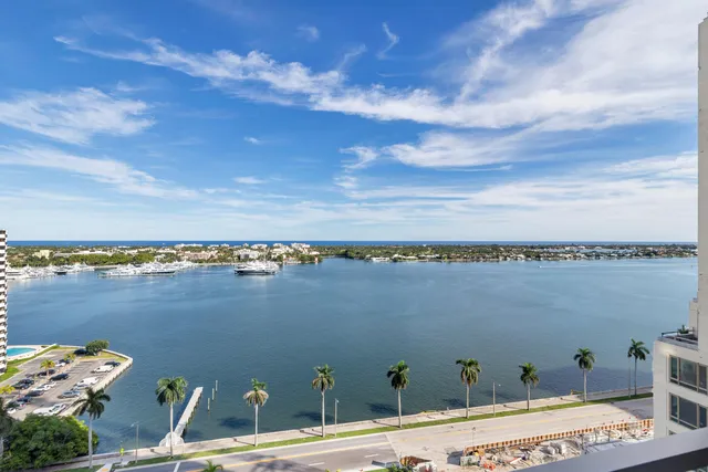 a en suite bathroom with a shower