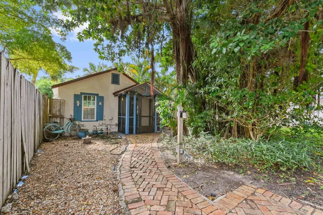 $2,000 | 424 51st Street, West Palm Beach, FL 33407