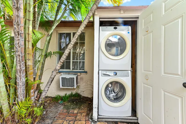 $2,000 | 424 51st Street, West Palm Beach, FL 33407