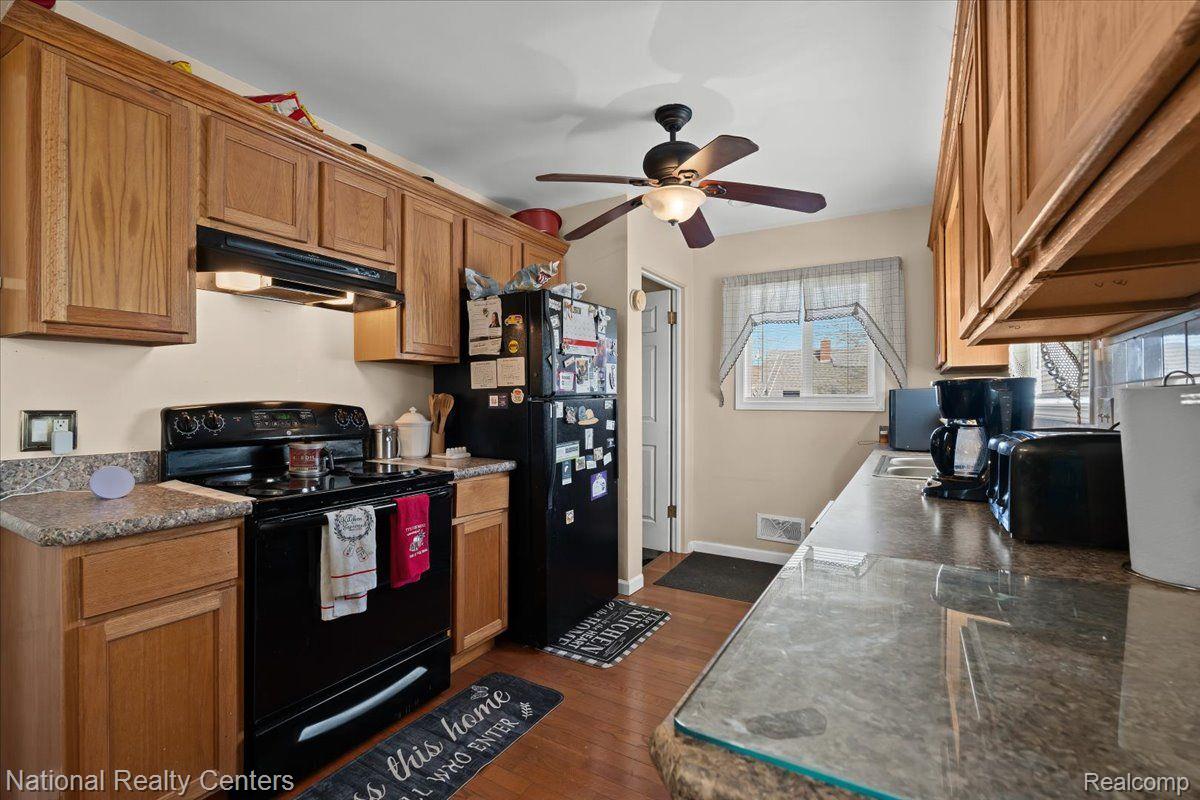 1050 West Kurtz Avenue Flint, MI 48505 - Photo 9 of 25 Kitchen