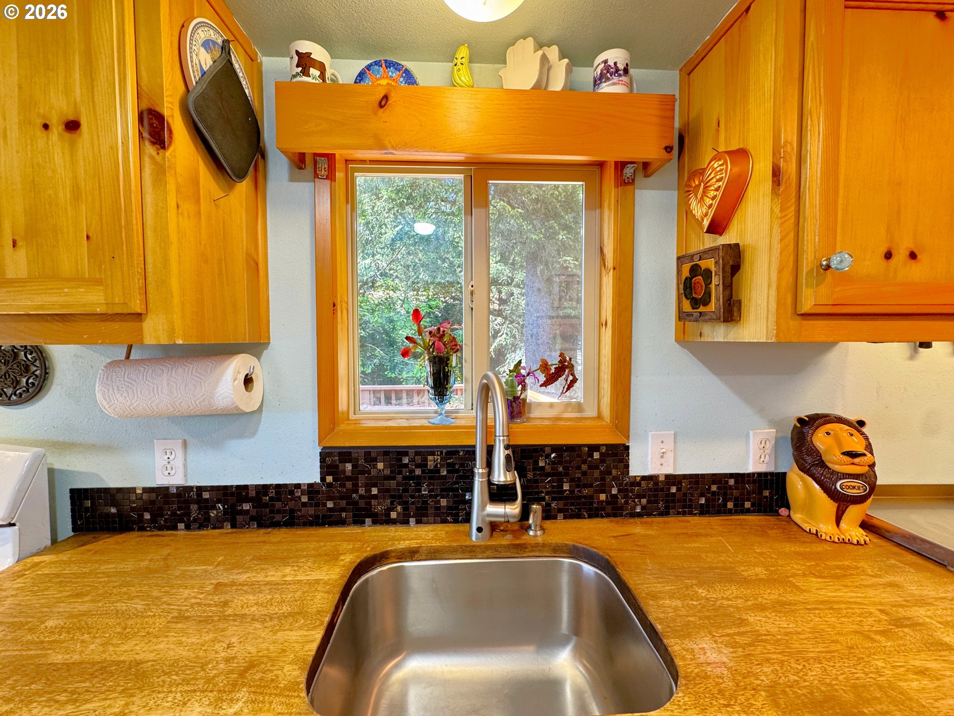 19921 Whaleshead Road, Unit U25 Brookings, OR 97415 - Photo 29 of 47 a bathroom with a tub sink and mirror