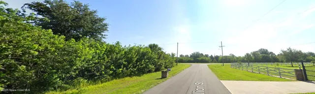 a view of a pathway both side of building