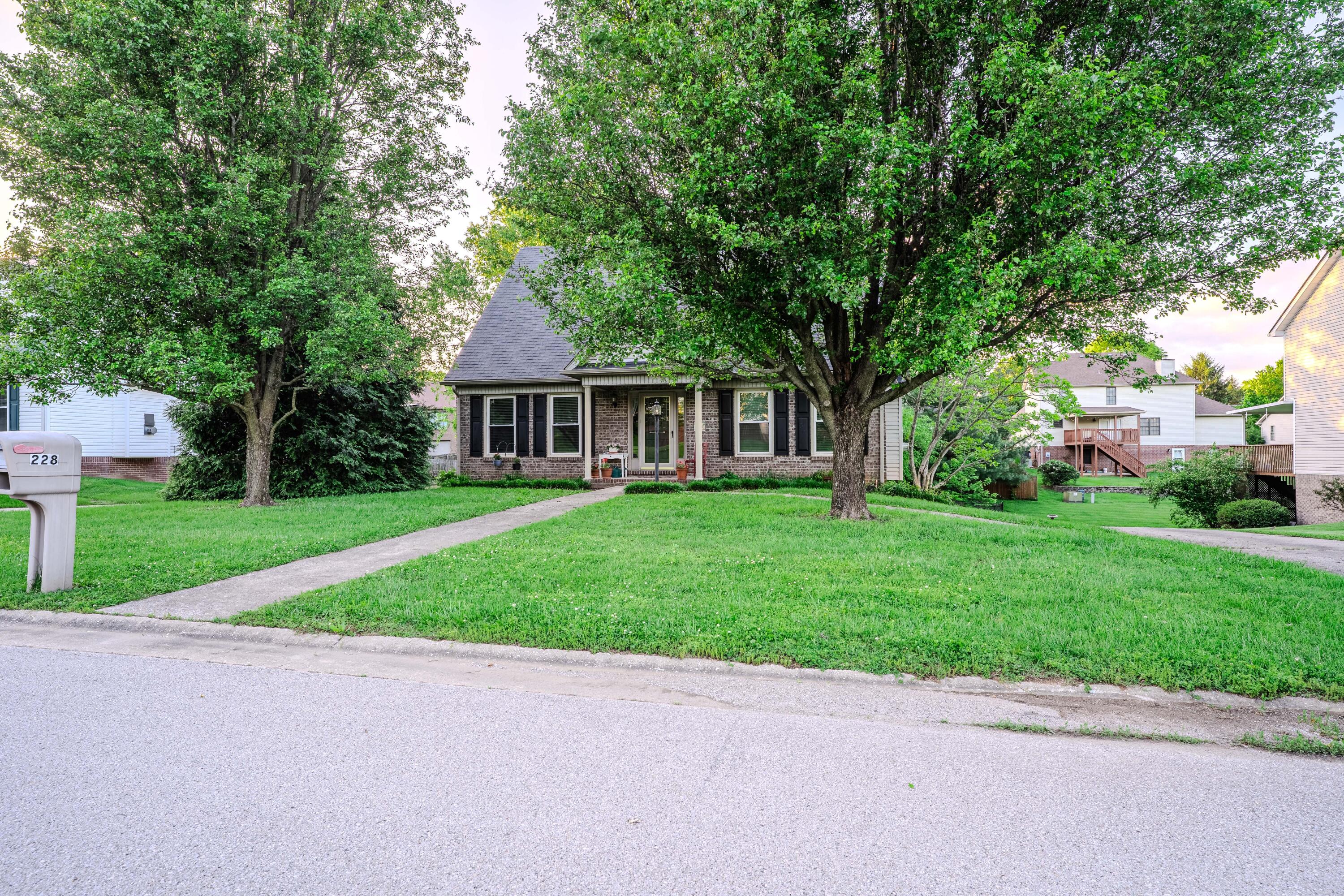228 Wickliffe Road Frankfort, KY 40601 - Photo 2 of 31 _DSC1942-HDR