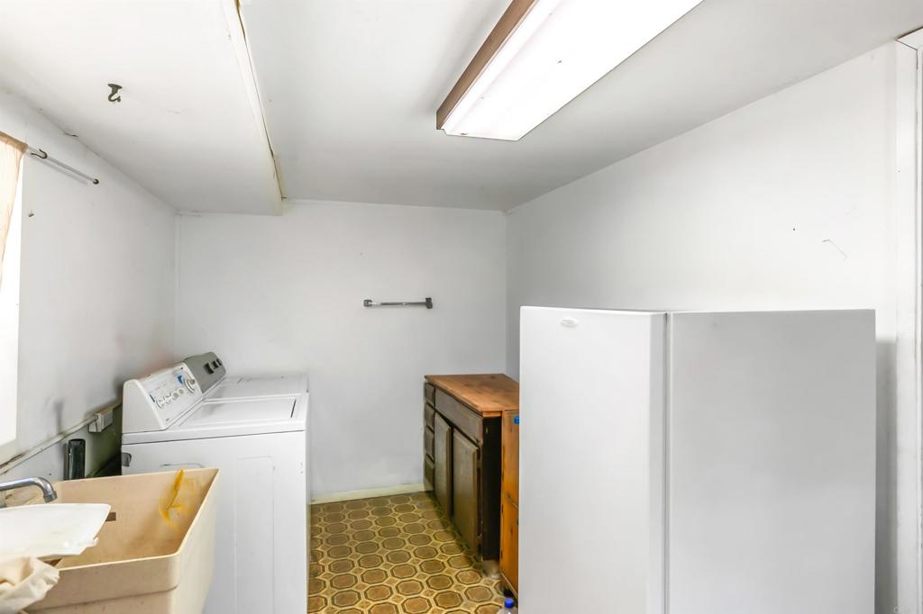 28721 Lebanon Road Pine Valley, CA 91962 - Photo 42 of 48 a utility room with dryer and washer