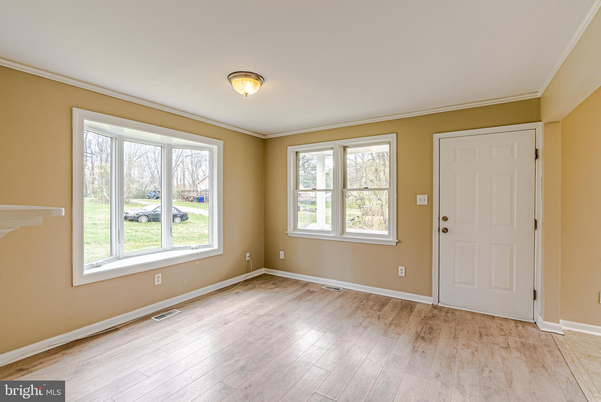 18610 Jerusalem Church Road Poolesville, MD 20837 - Photo 4 of 28 Living room Pic 1
