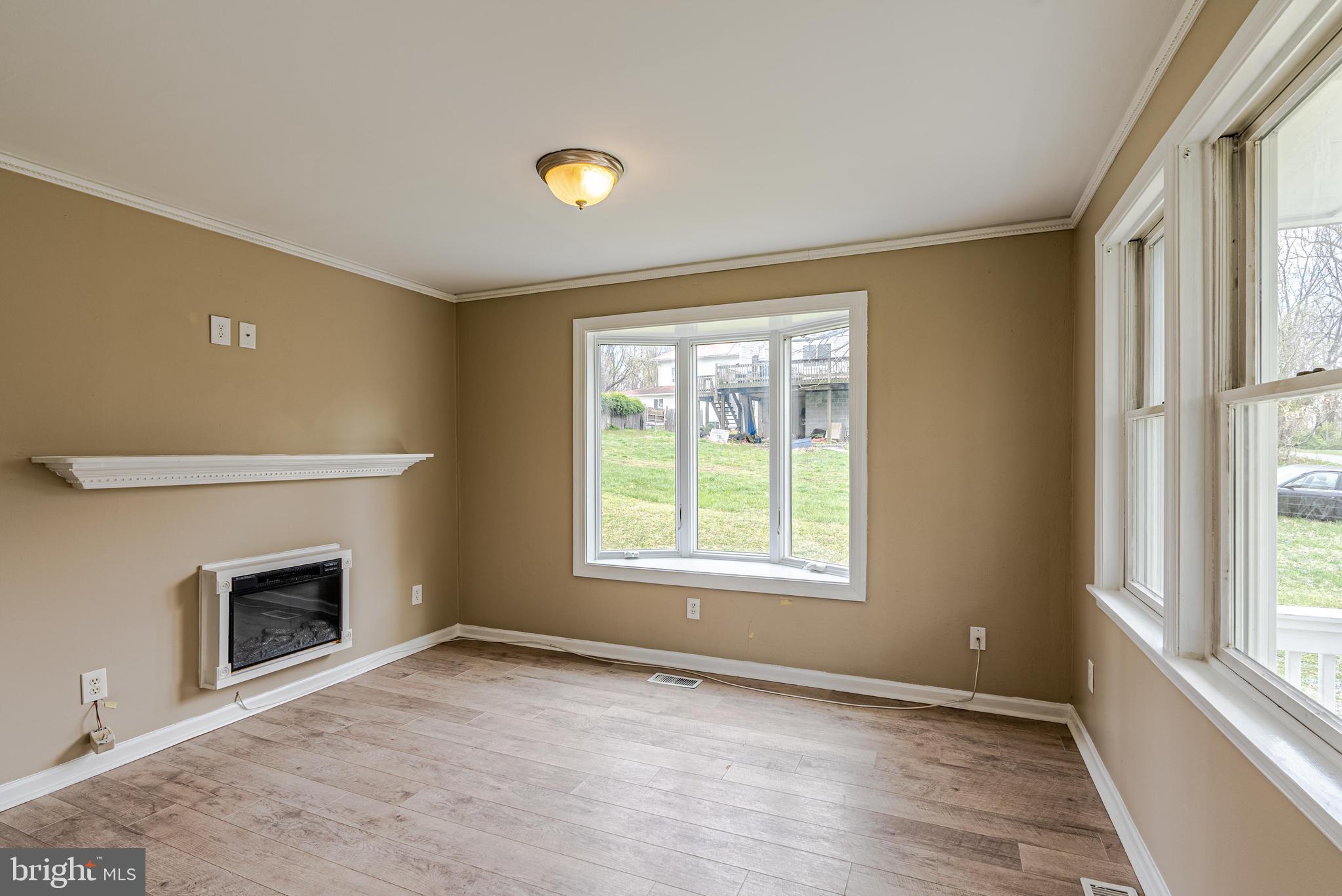 18610 Jerusalem Church Road Poolesville, MD 20837 - Photo 5 of 28 Living room Pic 2
