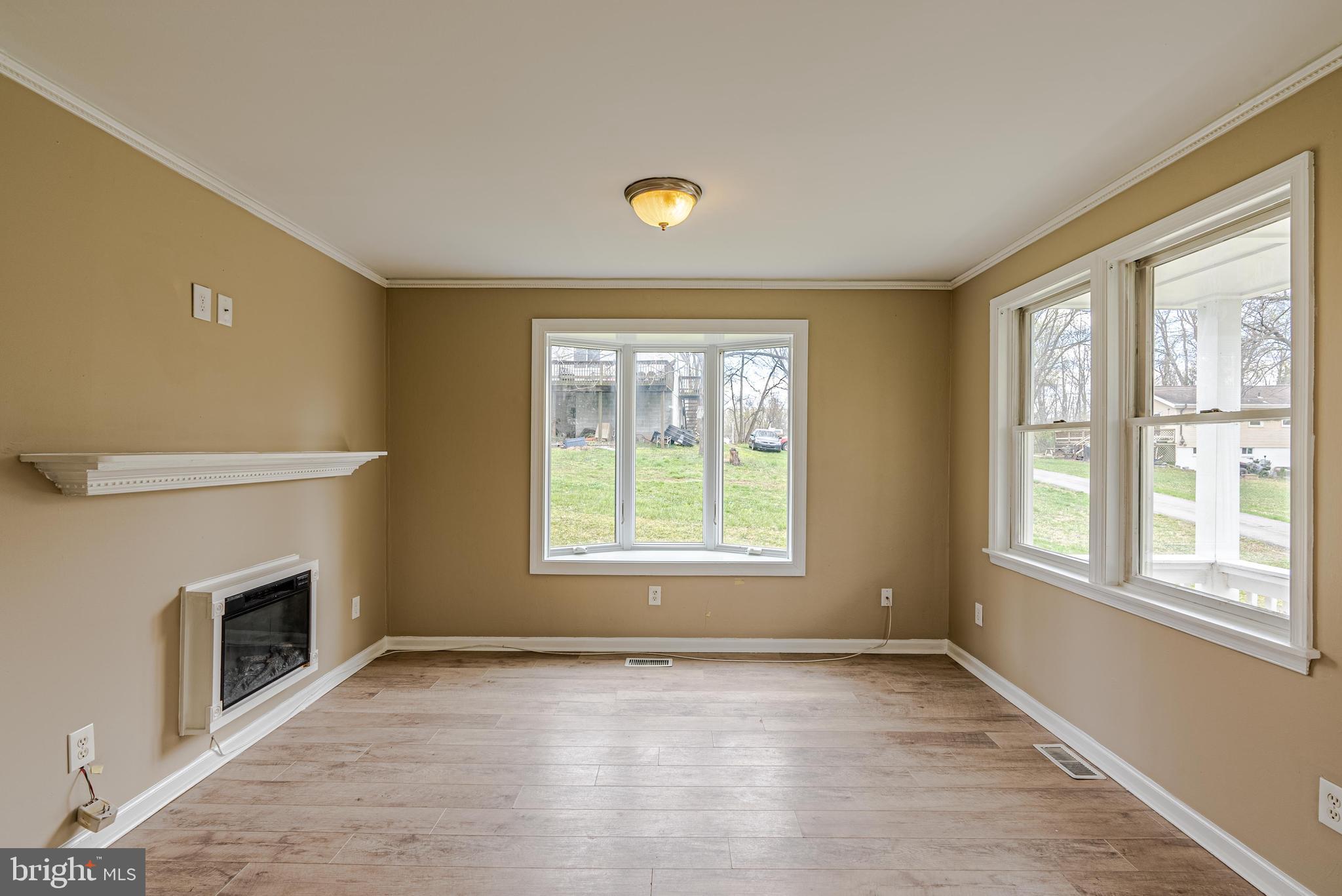 18610 Jerusalem Church Road Poolesville, MD 20837 - Photo 6 of 28 Living room Pic 3