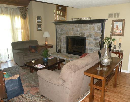 459 McCombs Road Venetia, PA 15367 - Photo 8 of 18 Den/Family/Great Room.