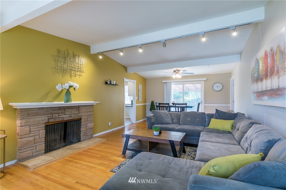 2907 Northeast 8th Place Renton, WA 98056 - Photo 3 of 16
