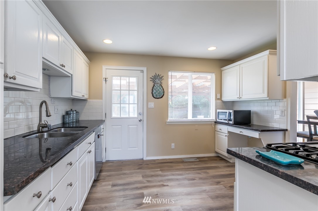 2907 Northeast 8th Place Renton, WA 98056 - Photo 5 of 16