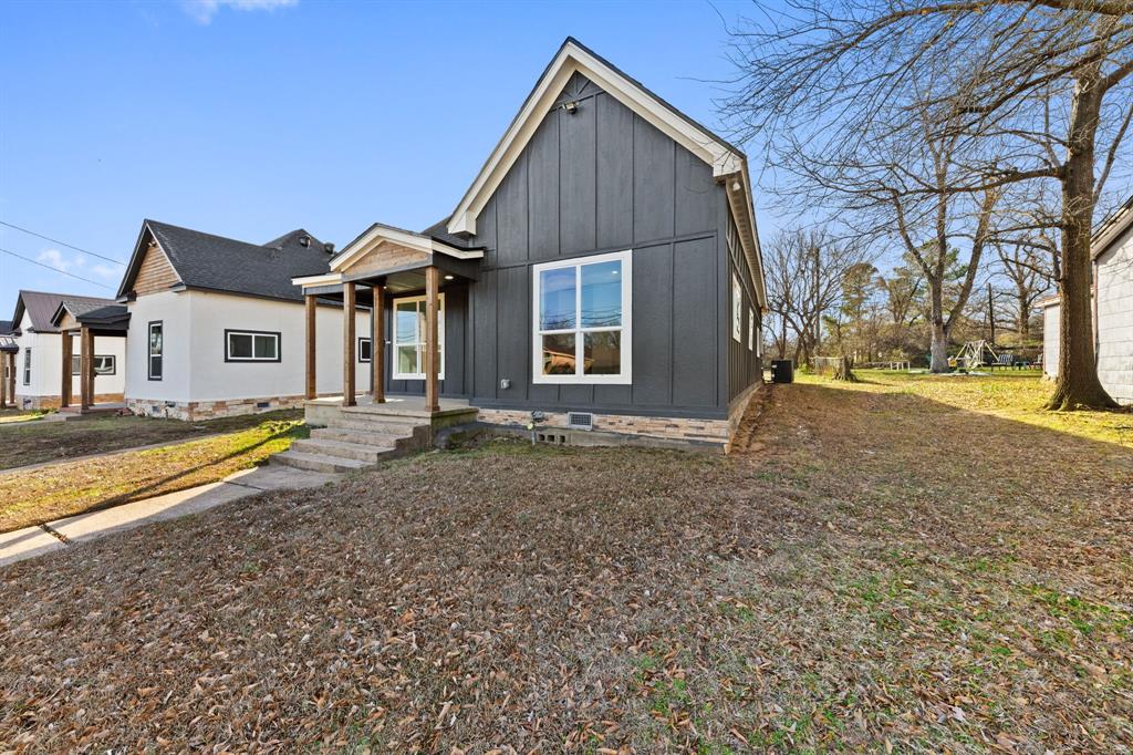 1279 Bonham Street Paris, TX 75460 - Photo 3 of 30