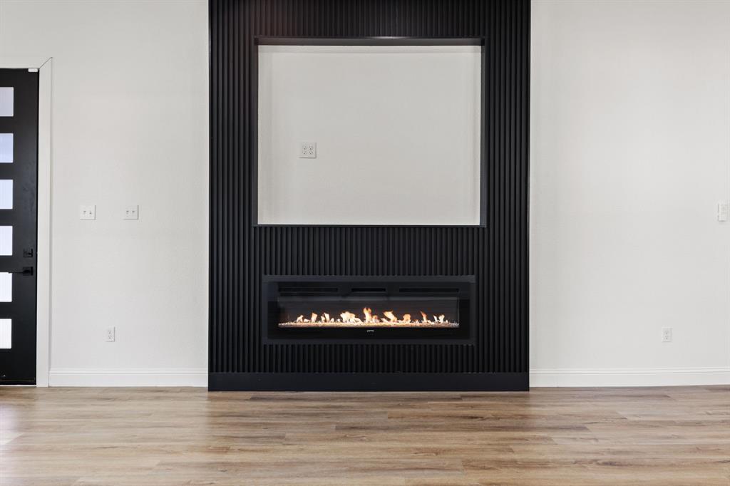 1279 Bonham Street Paris, TX 75460 - Photo 4 of 15 a view of fireplace with wooden floor