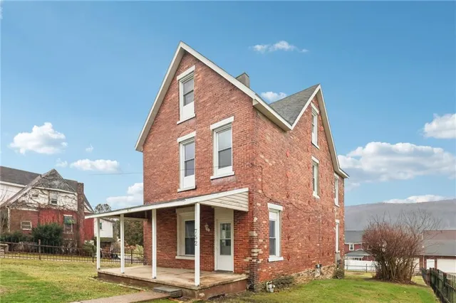a view of a house with a yard