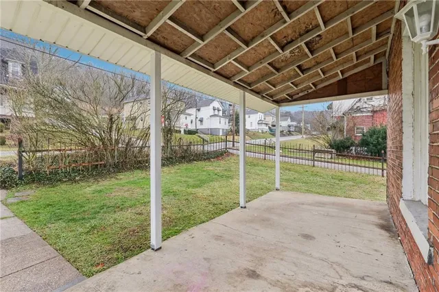 a view of a backyard