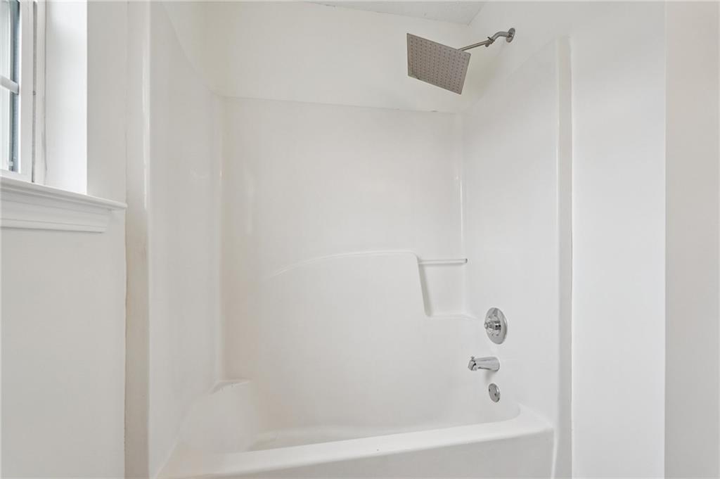 38 Middleton Court Cartersville, GA 30120 - Photo 38 of 46 a close up of a bathtub