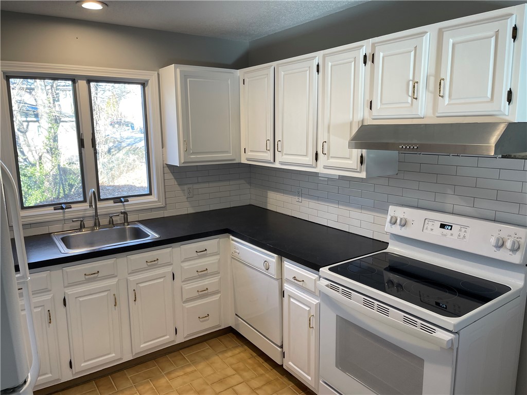 12 Beacon Street Westerly, RI 02891 - Photo 5 of 17