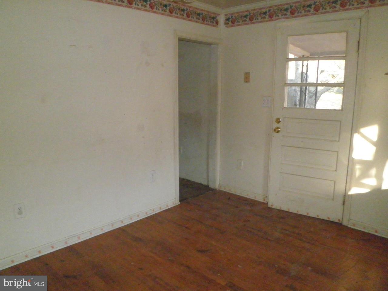 9725 Hall Road Frederick, MD 21701 - Photo 4 of 10 Living Room
