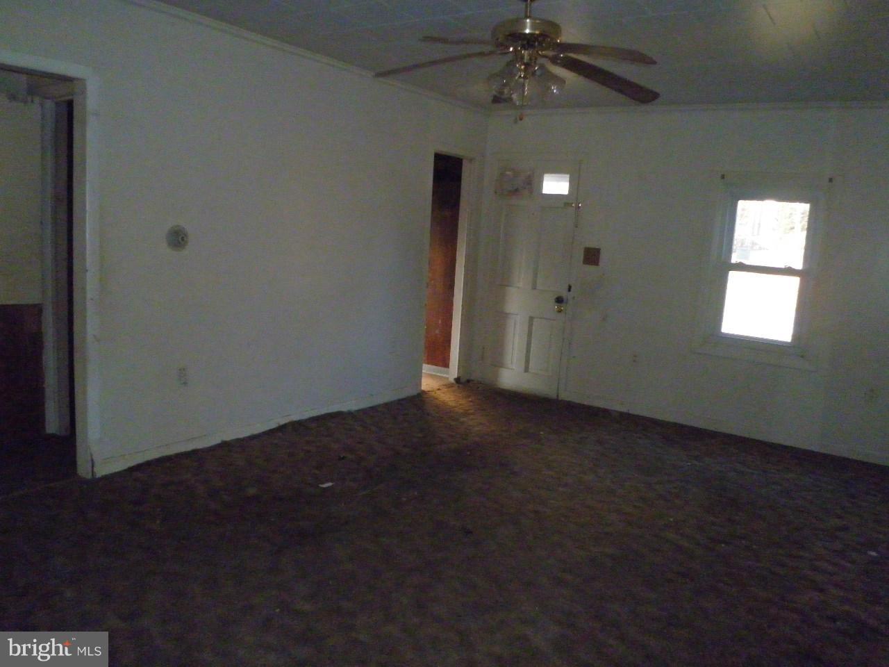 9725 Hall Road Frederick, MD 21701 - Photo 6 of 10 Living Room