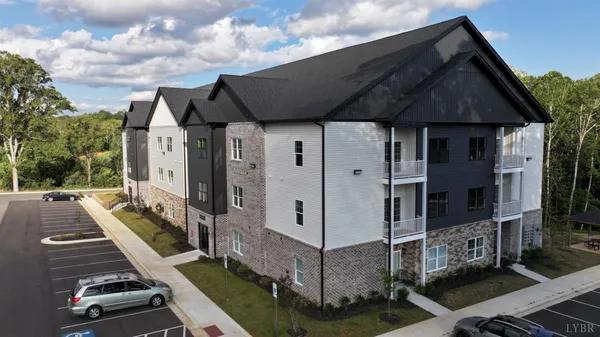 $268,500 | 128 Brenleigh Court, Unit 306, Lynchburg, VA 24501
