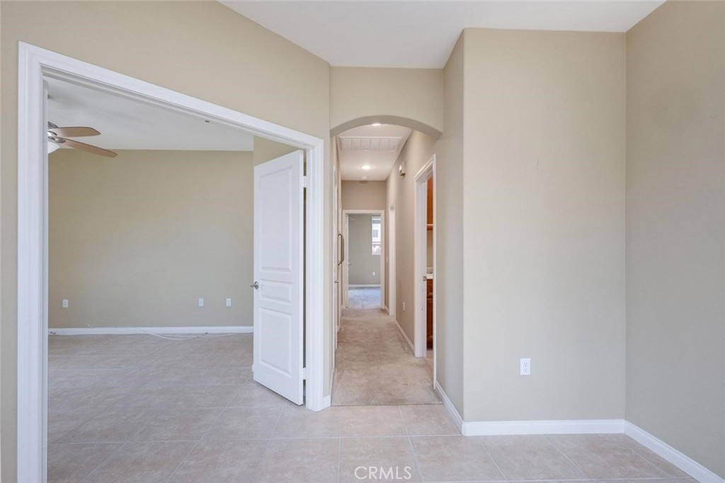 7692 Dutra Drive Hemet, CA 92545 - Photo 10 of 48 an empty room with mirror and a sink