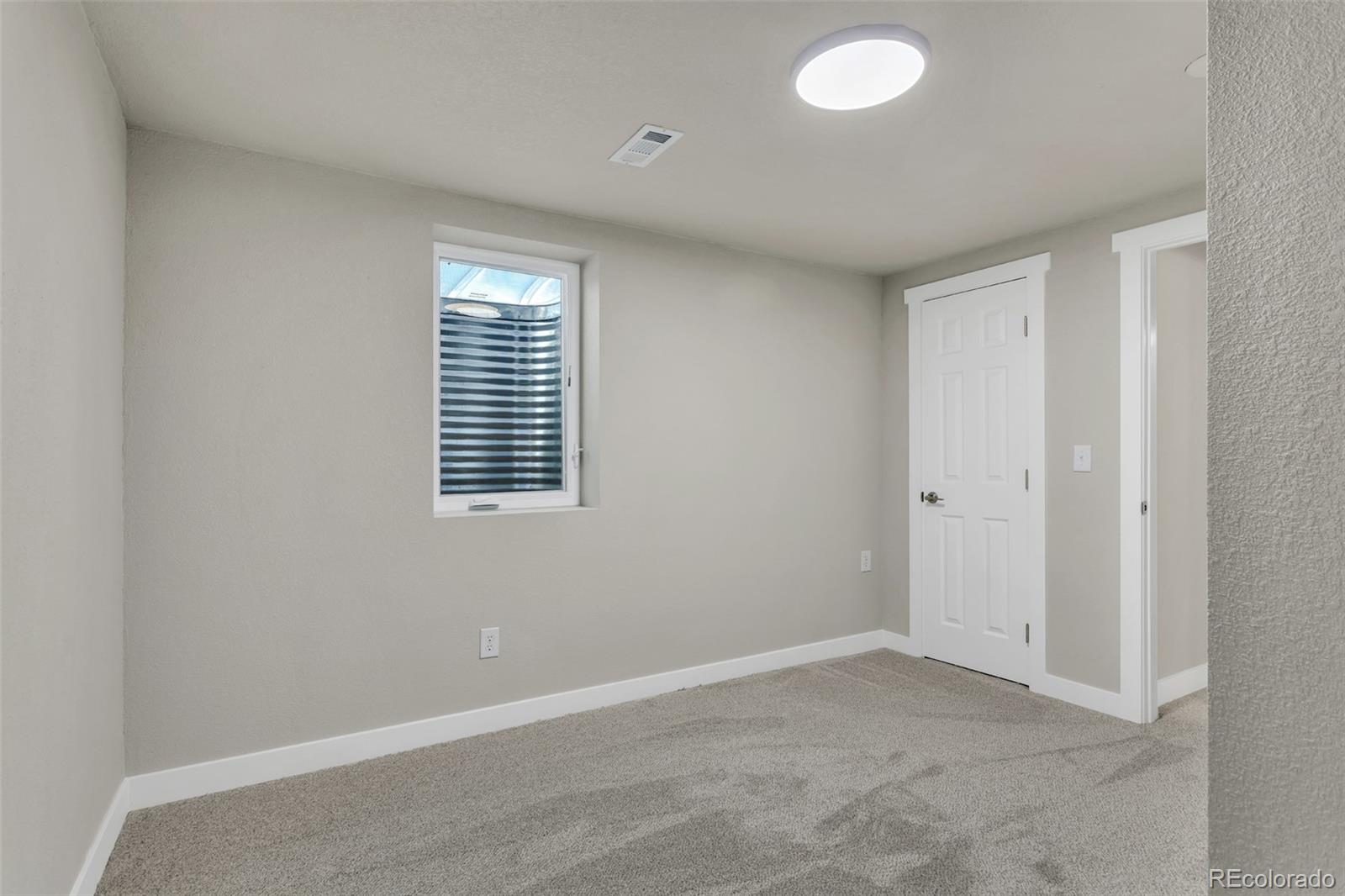 2787 South Helena Way Aurora, CO 80013 - Photo 24 of 26 an empty room with windows