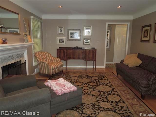 16155 Beverly Road Franklin, MI 48025 - Photo 4 of 25 Living Room