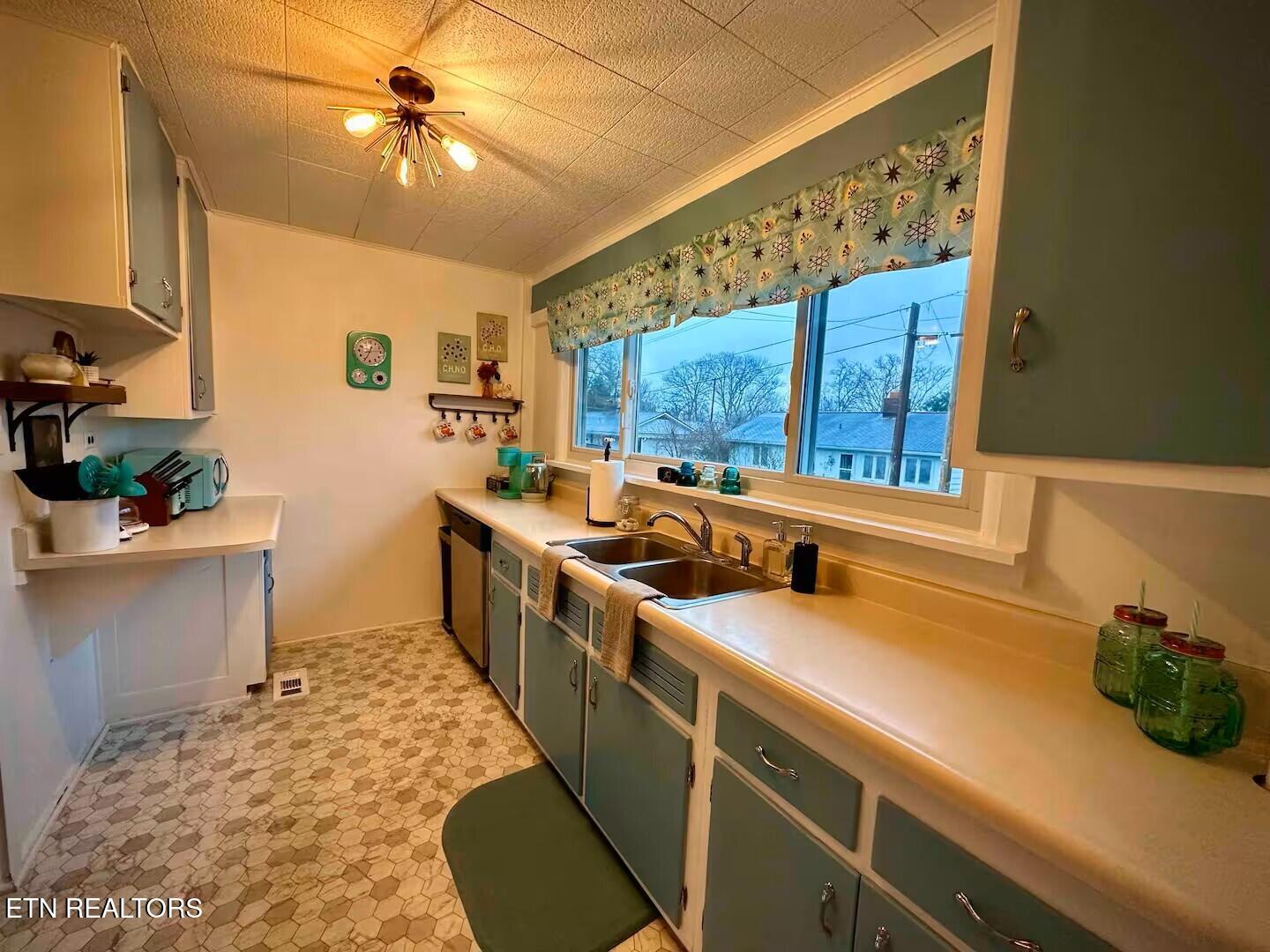104 West Malta Road Oak Ridge, TN 37830 - Photo 2 of 22 Kitchen