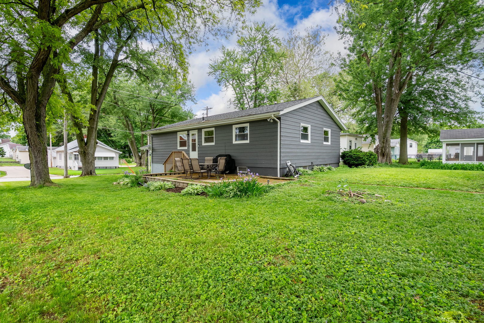 1435 26th Avenue Moline, IL 61265 - Photo 32 of 38 a front view of house with yard and green space
