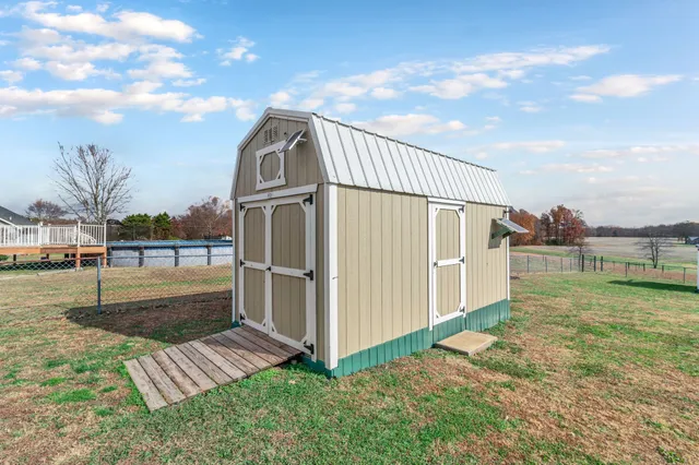 a view of a back yard