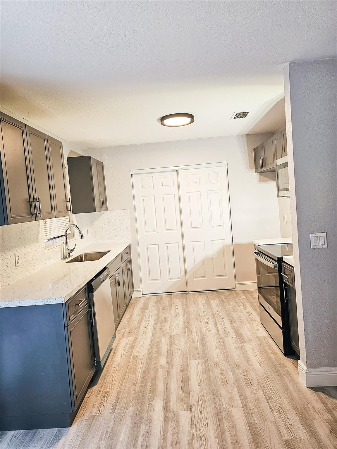 5576 Mango Road West Palm Beach, FL 33413 - Photo 4 of 14 Photo 4