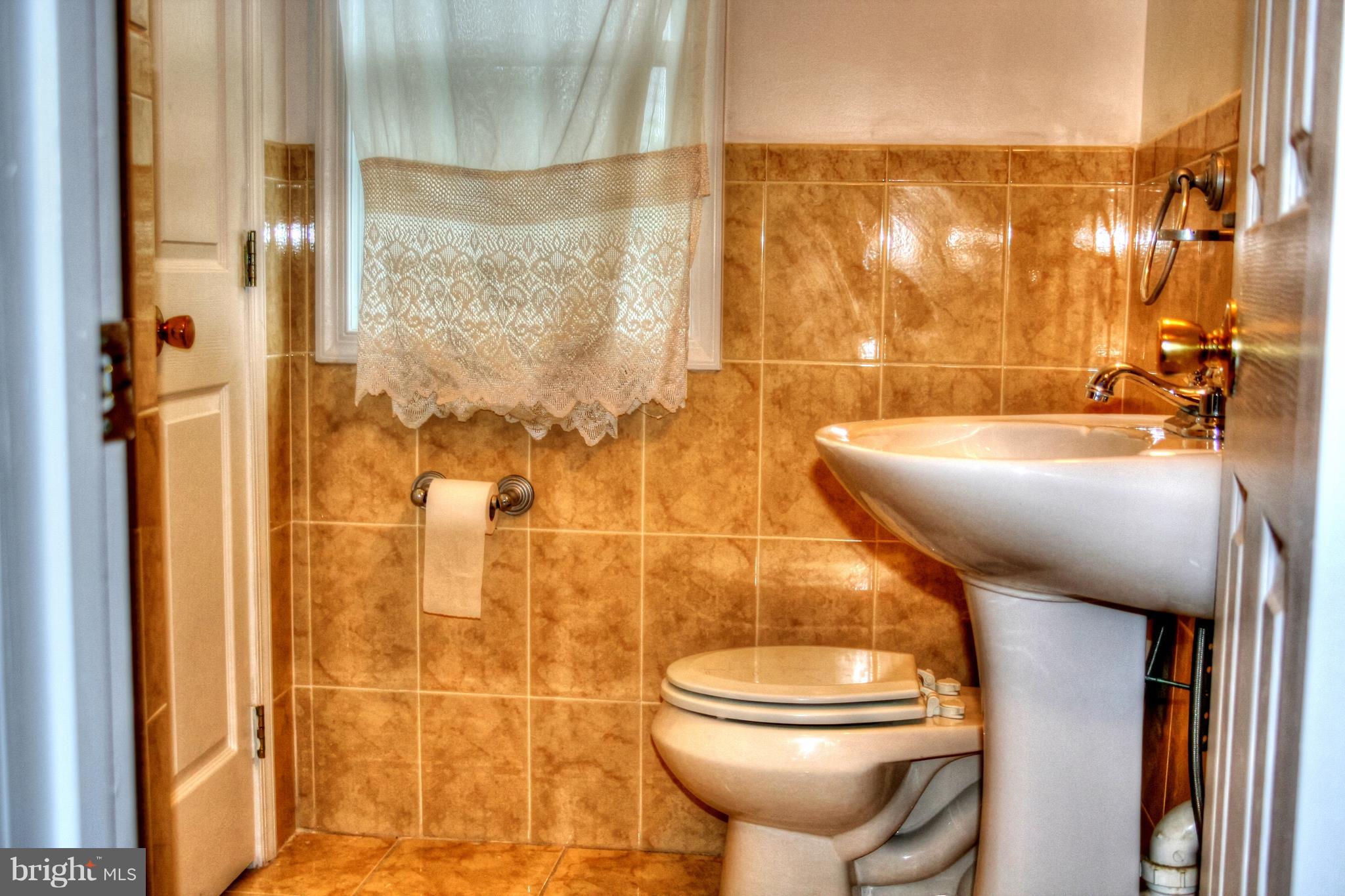15501 Brandywine Road Brandywine, MD 20613 - Photo 11 of 16 Second Floor Bath