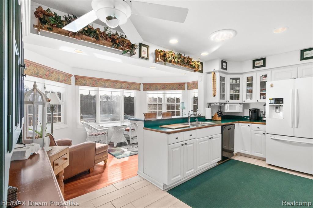 33477 Quaker Valley Road Farmington Hills, MI 48331 - Photo 10 of 23
