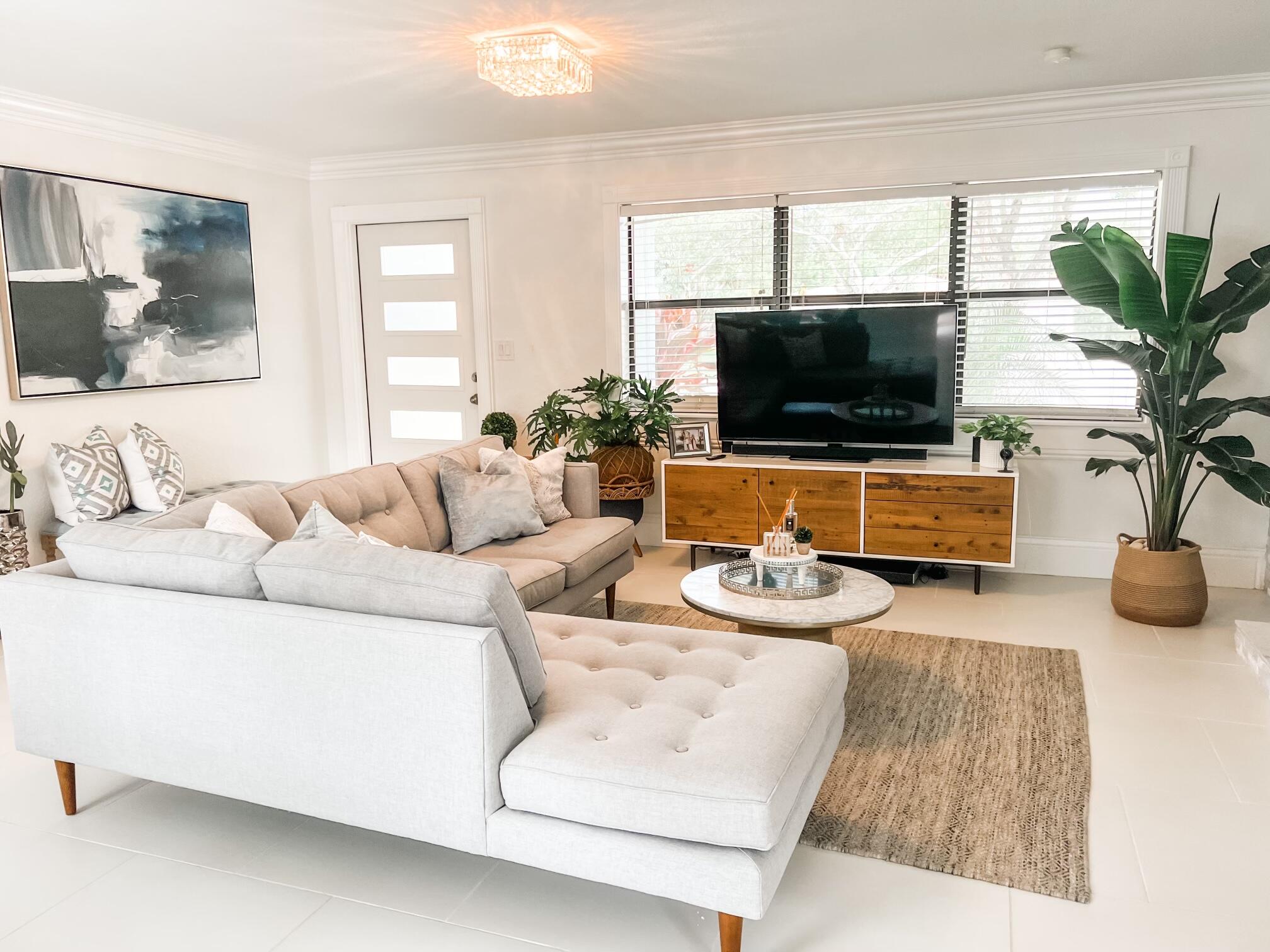 247 Forest Hill Boulevard West Palm Beach, FL 33405 - Photo 11 of 18 Living area