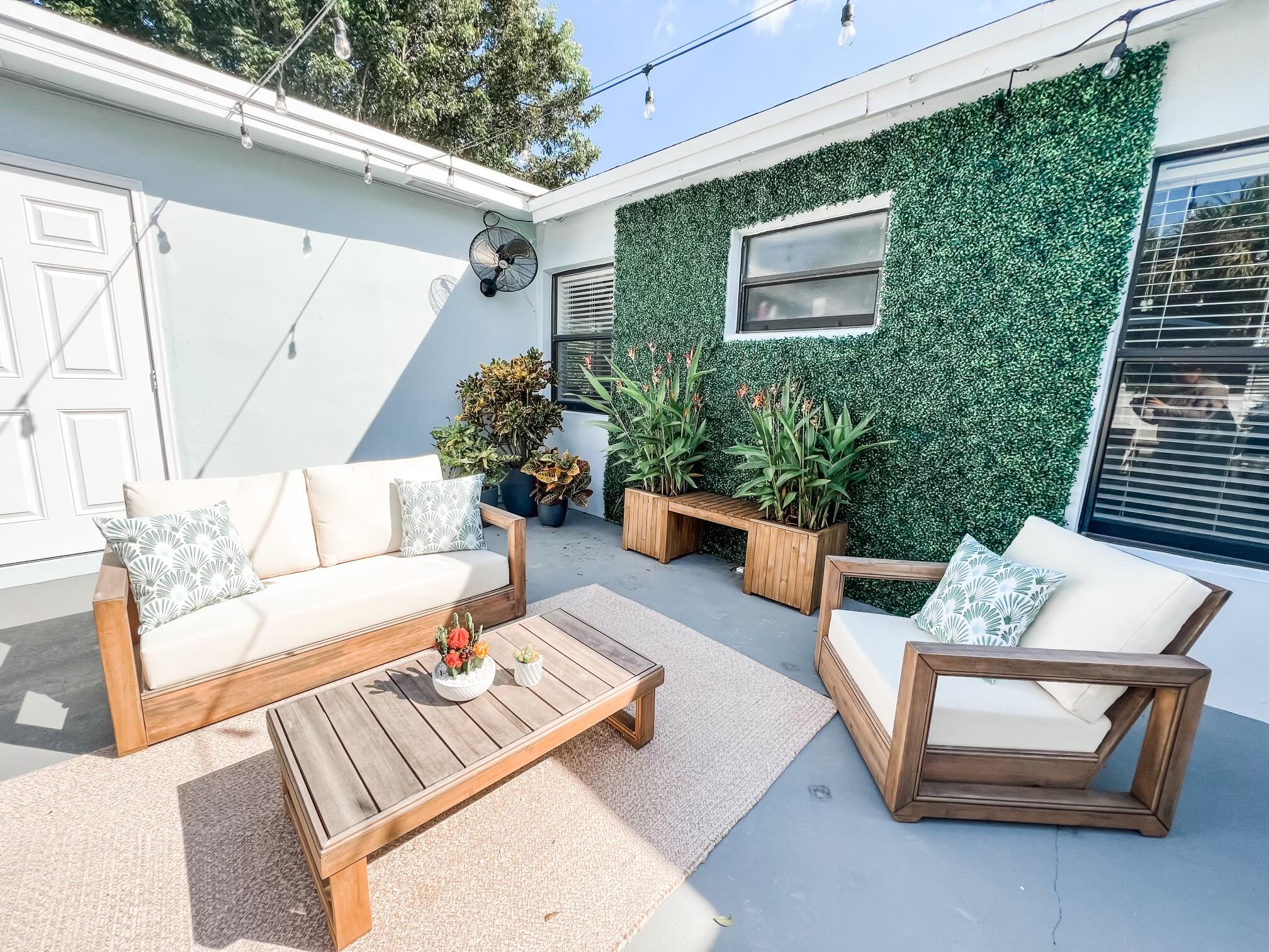 247 Forest Hill Boulevard West Palm Beach, FL 33405 - Photo 17 of 18 Rear courtyard