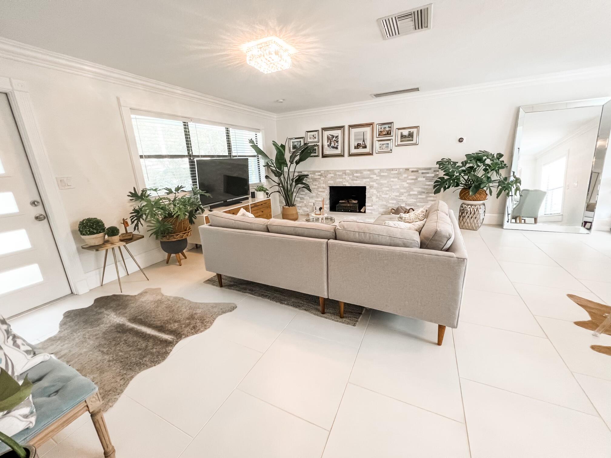 247 Forest Hill Boulevard West Palm Beach, FL 33405 - Photo 8 of 18 Living area