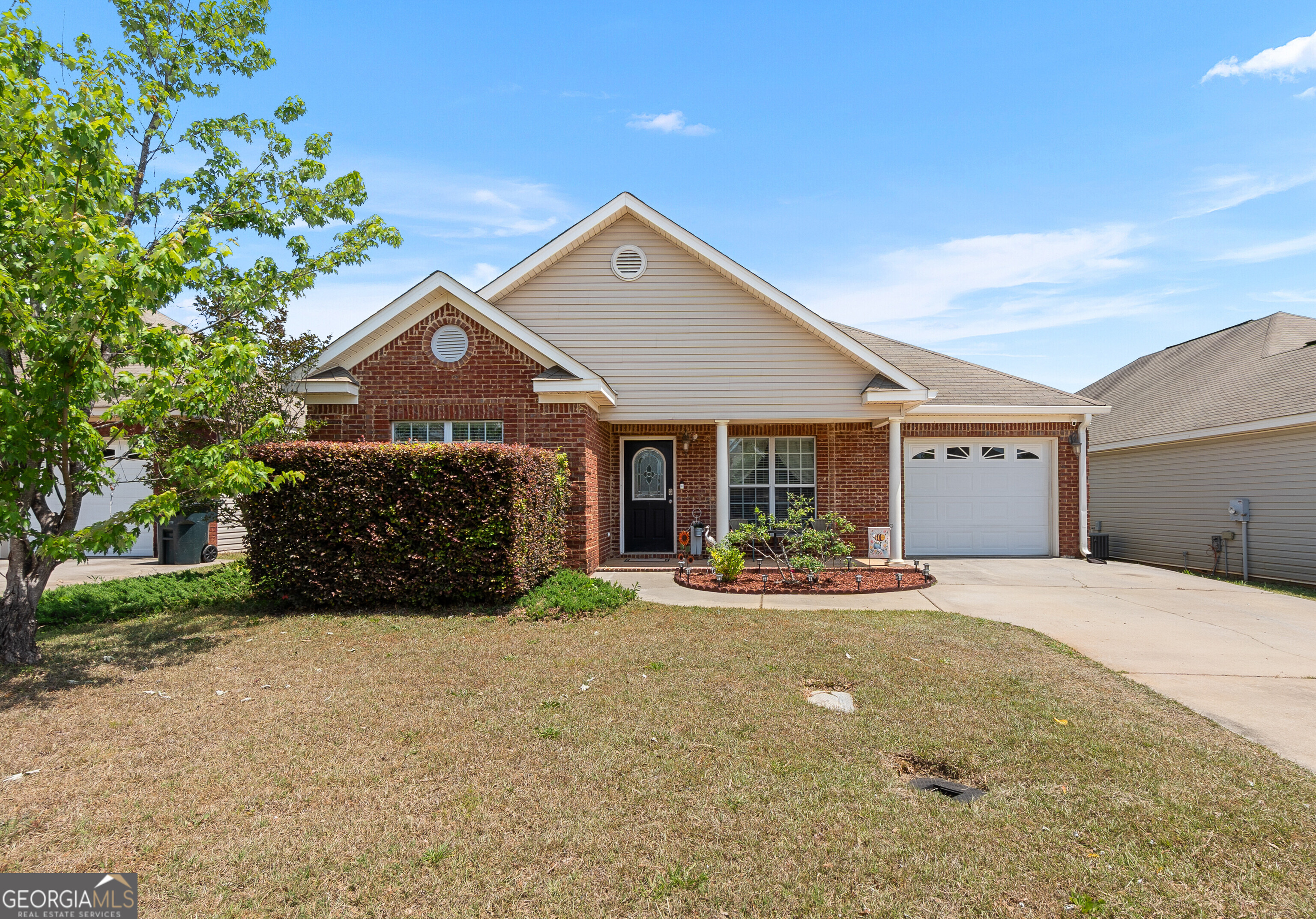 418 Covington Cove Byron, GA 31008 - Photo 1 of 47 a front view of a house with a yard and garage