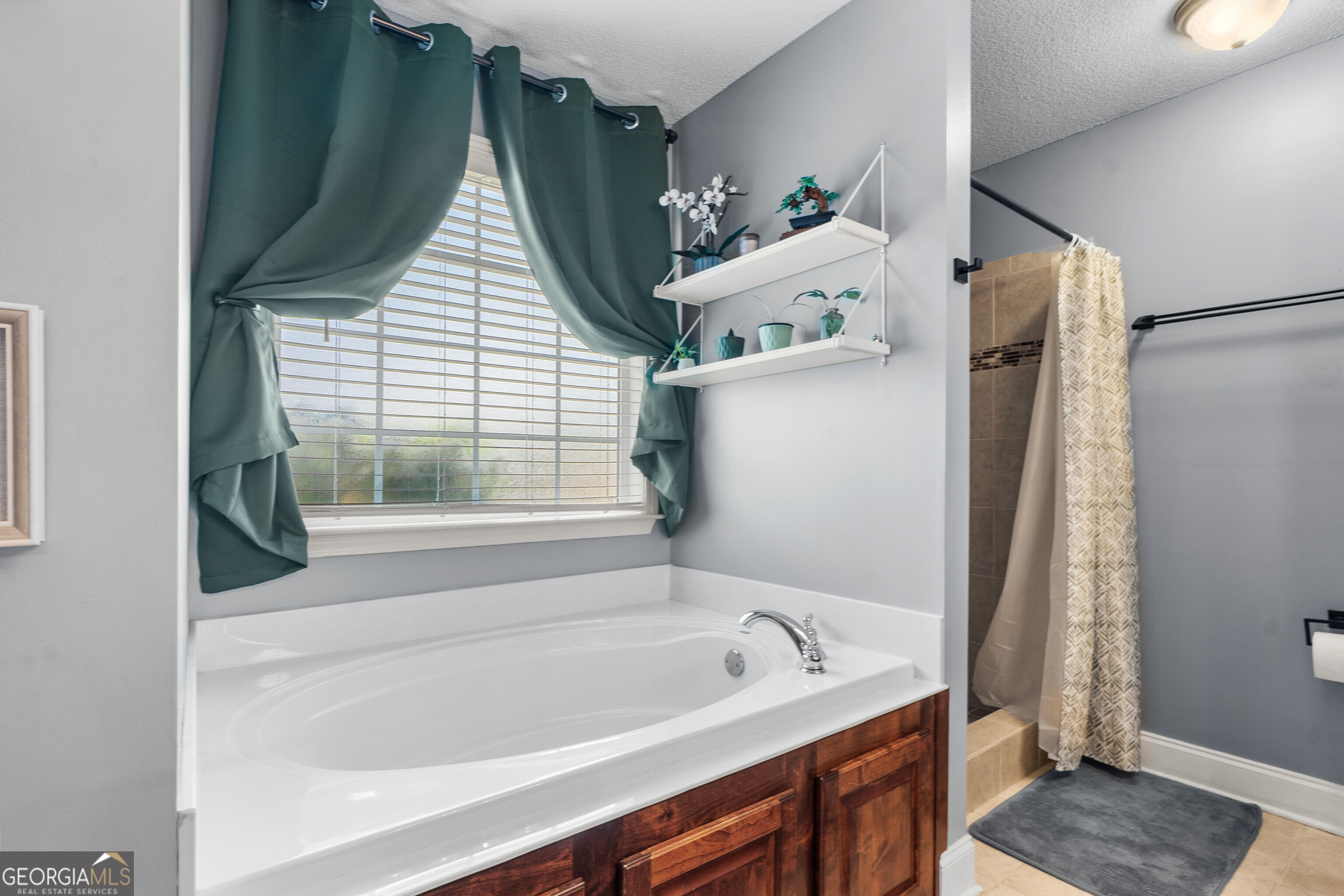 418 Covington Cove Byron, GA 31008 - Photo 31 of 47 a bathroom with a bathtub and a window