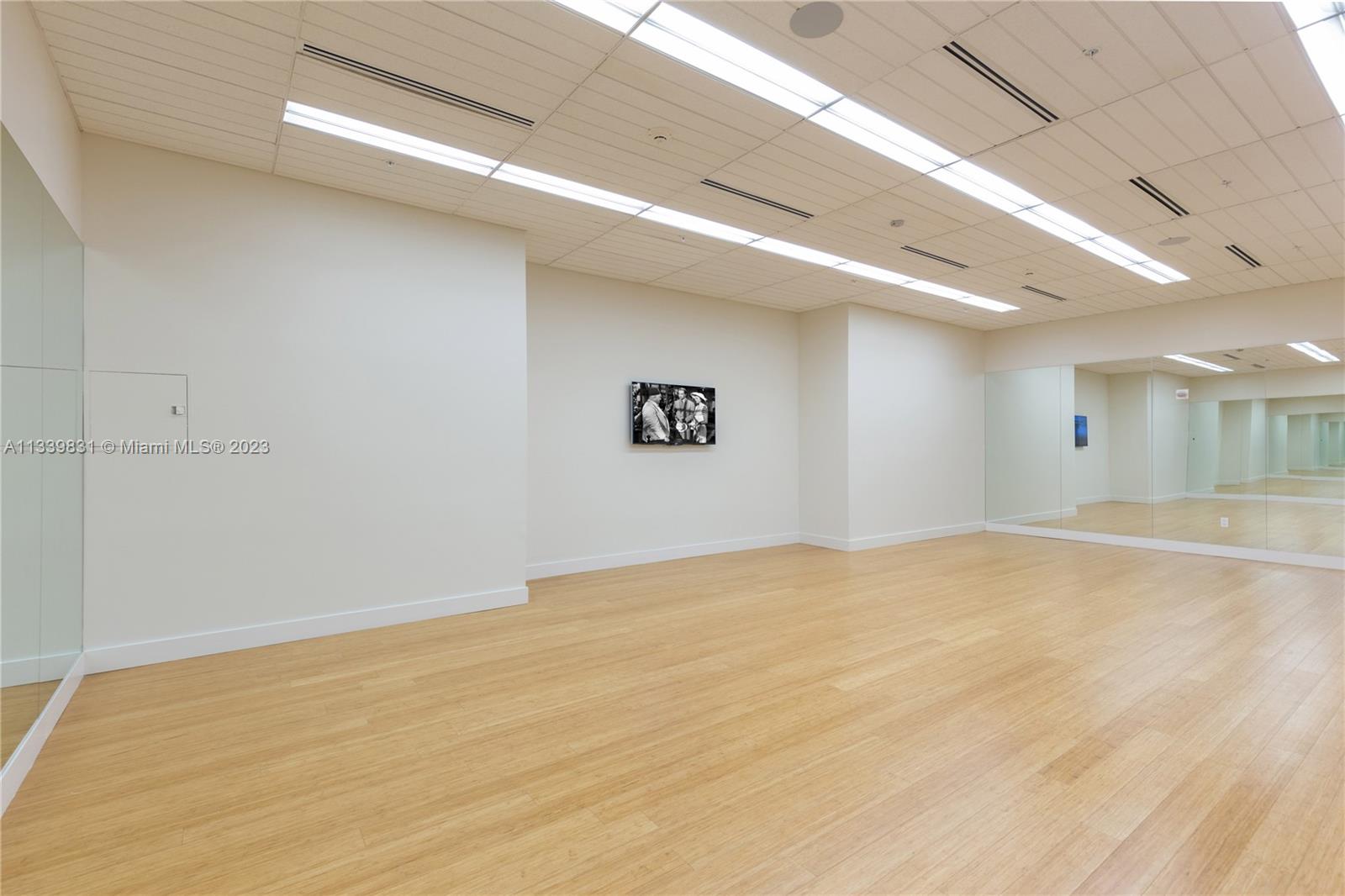 999 Southwest 1st Avenue, Unit 1811 Miami, FL 33130 - Photo 27 of 36 a view of an empty room