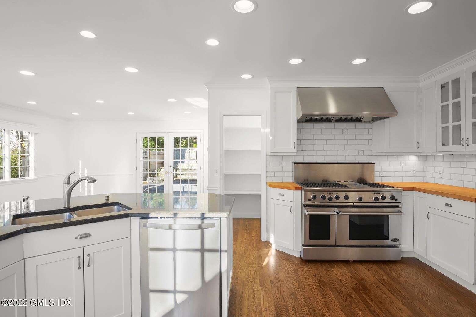 25 Terrace Avenue Riverside, CT 06878 - Photo 13 of 28 017a