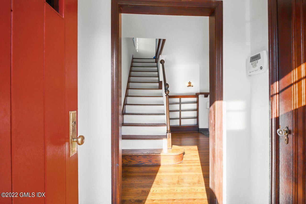 25 Terrace Avenue Riverside, CT 06878 - Photo 2 of 28 009