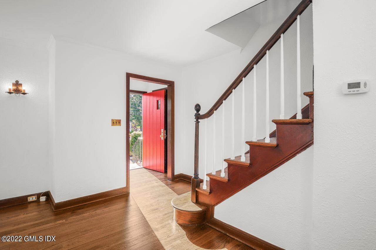 25 Terrace Avenue Riverside, CT 06878 - Photo 3 of 28 008