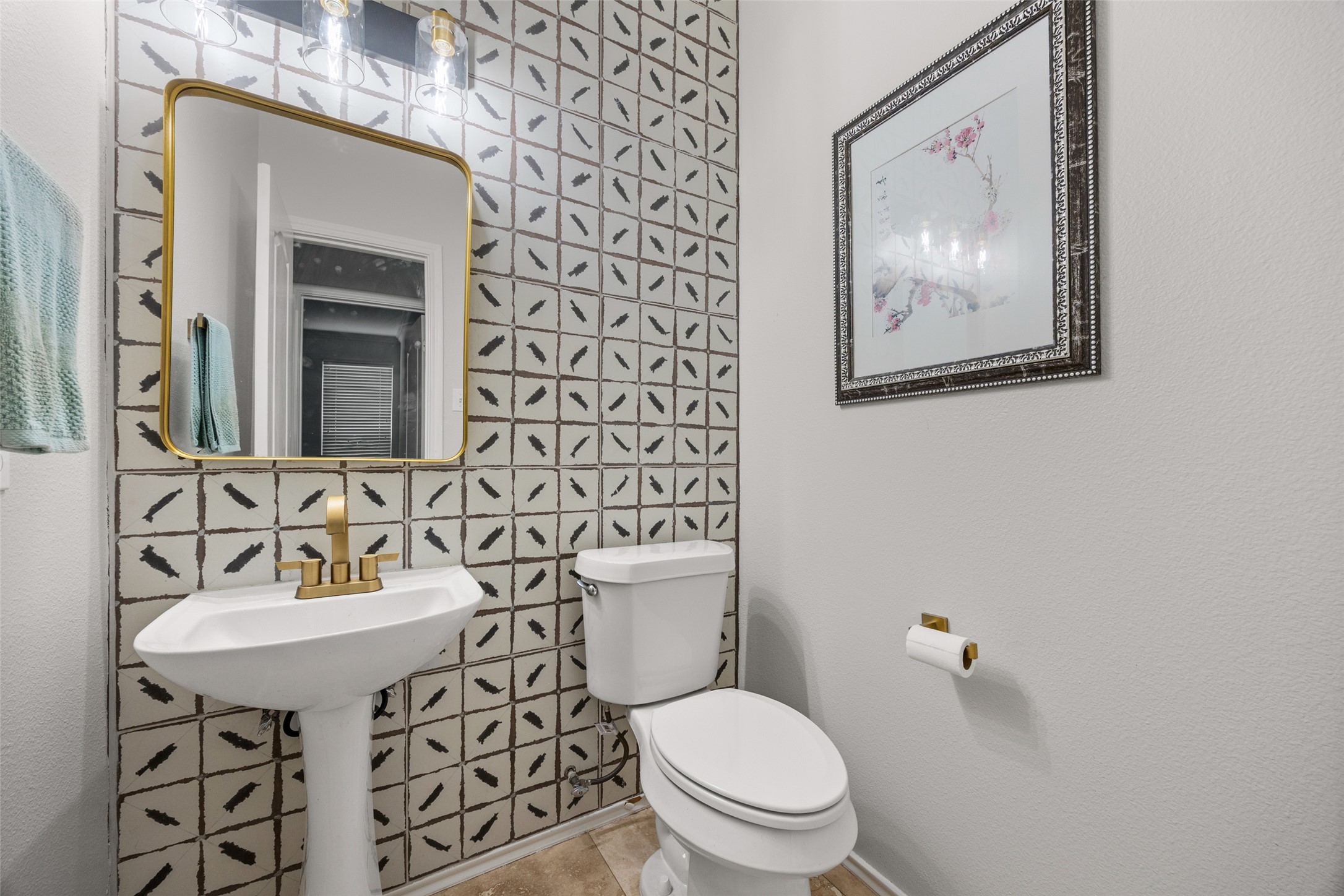 8610 Axis Drive Austin, TX 78749 - Photo 16 of 29 a bathroom with a toilet a sink and mirror