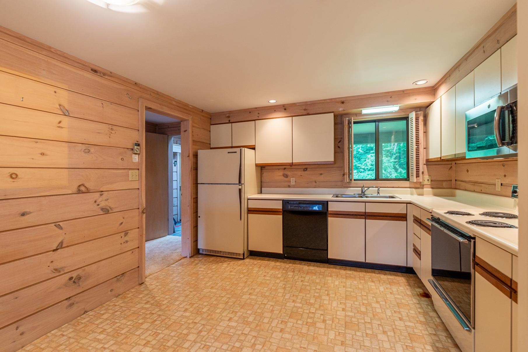 8920 Sage Hill Road, Unit 20 Manchester Center, VT 05255 - Photo 9 of 33