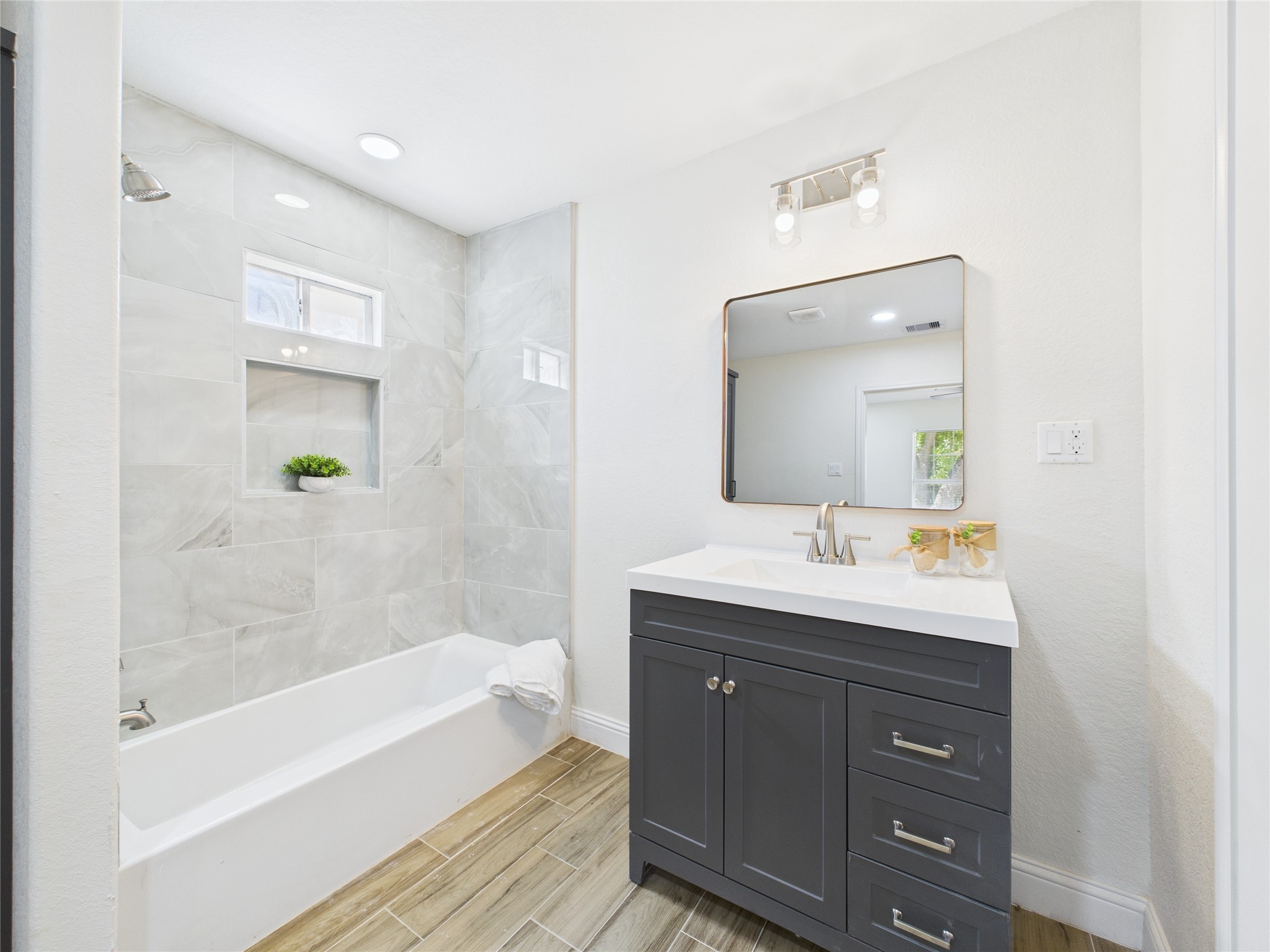 529 West 4th Street Freeport, TX 77541 - Photo 14 of 24 Main bathroom