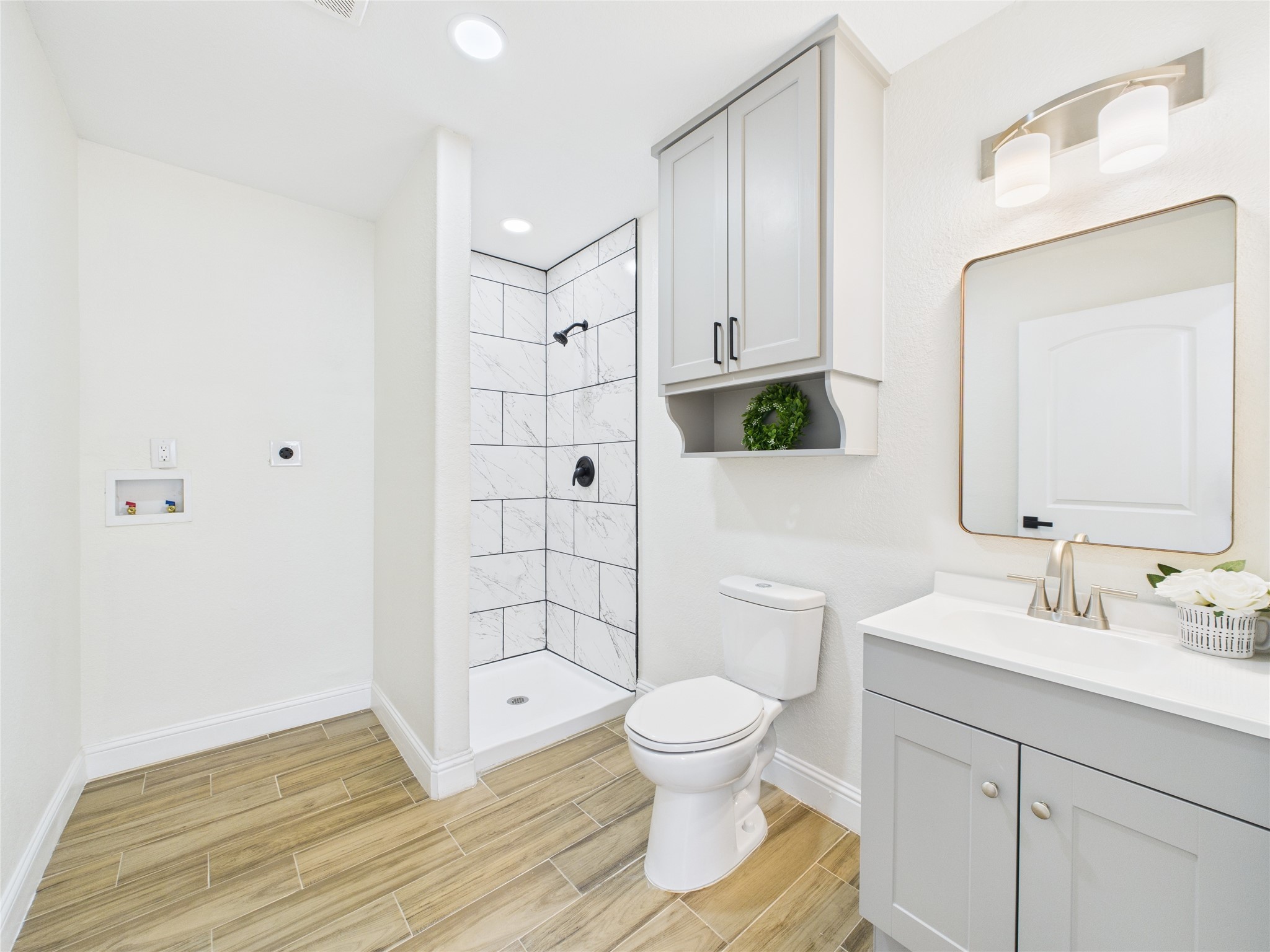 529 West 4th Street Freeport, TX 77541 - Photo 16 of 24 Secondary bathroom and laundry