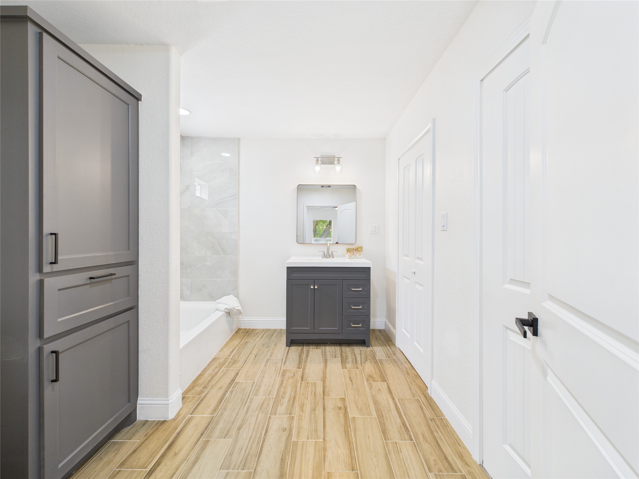 529 West 4th Street Freeport, TX 77541 - Photo 5 of 24 Main bathroom