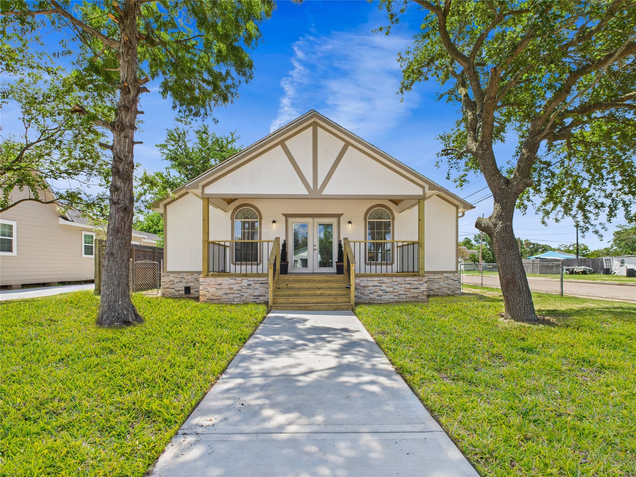 529 West 4th Street Freeport, TX 77541 - Photo 6 of 24 Front of house and porch